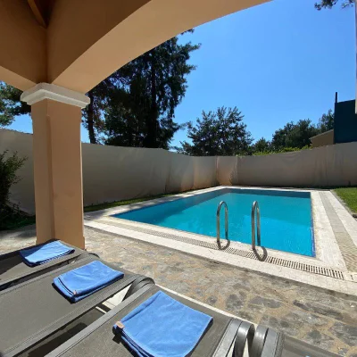 Villa mit Pool und Sonnenliegen